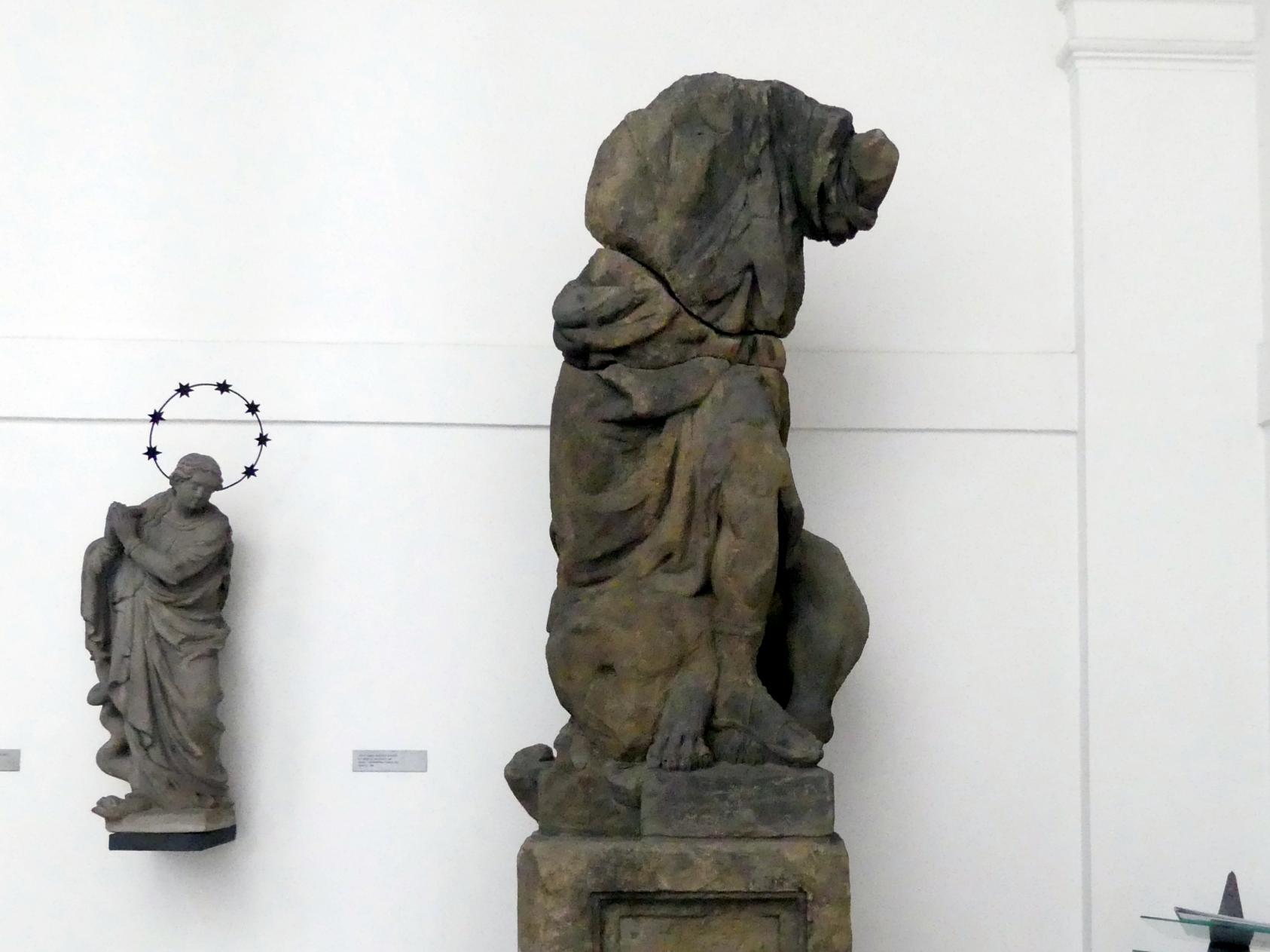 Johann Georg Bendl (1650–1680), Fragment der Mariensäule auf dem Altstädter Ring: ein Engel, der mit einem Drachen kämpft, Prag-Altstadt, Altstädter Ring, jetzt Prag-Holešovice, Lapidarium, Saal 5, 1650