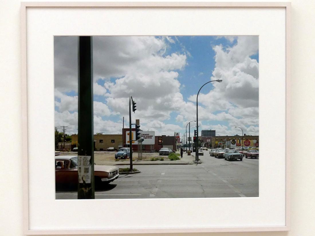 Stephen Shore (1974), Victoria Avenue and Albert Street, Regina, Saskatchewan, August 17, 1974, München, Lenbachhaus, Saal 51, 1974