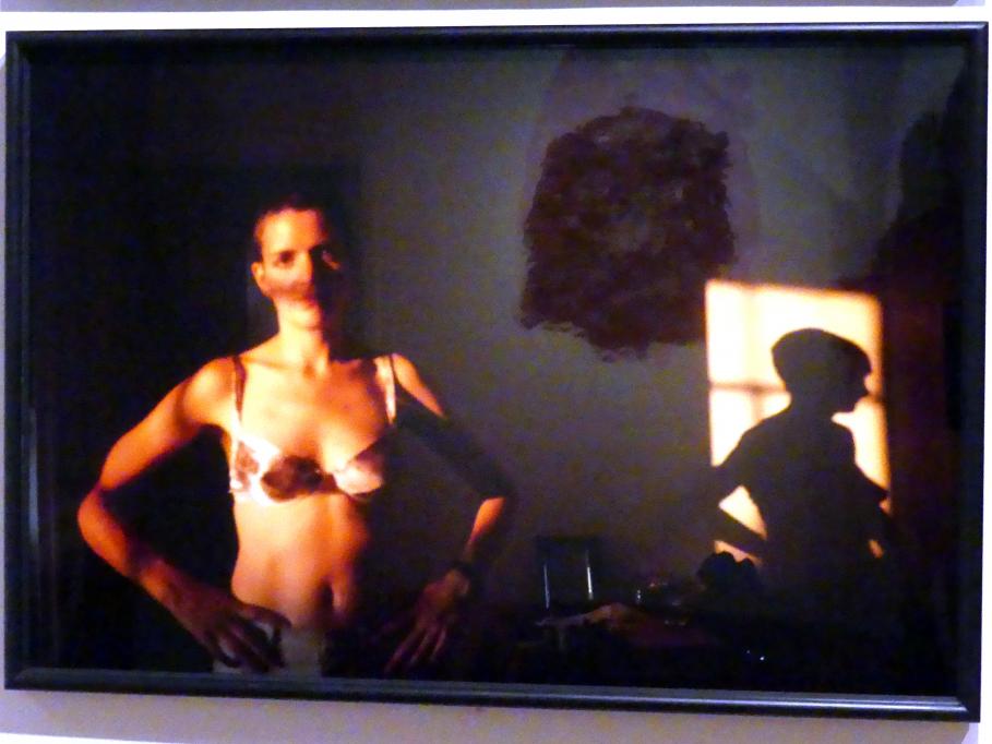 Nan Goldin (1984–1997), Siobhan mit ihrem Schatten, NYC, Prag, Nationalgalerie im Salm-Palast, Ausstellung "Möglichkeiten des Dialogs" vom 02.12.2018-01.12.2019, Saal 4, 1994