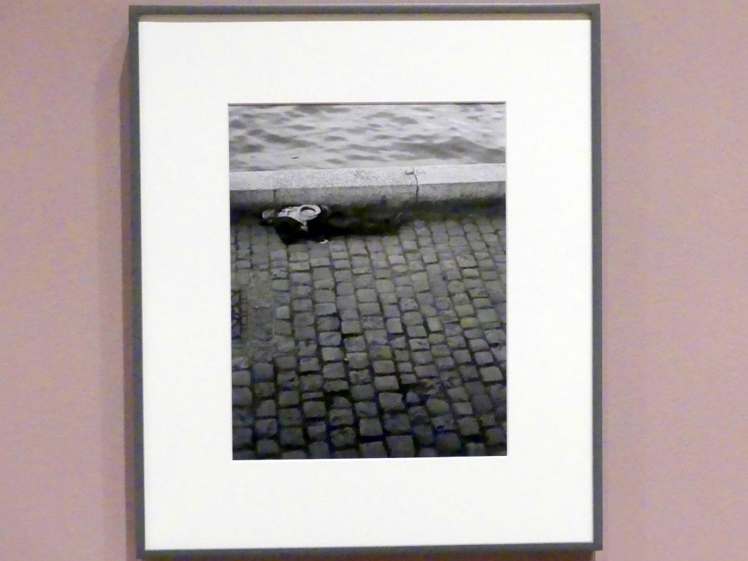 Brassaï (Gyula Halász) (1932–1942), Mann, der an der Seine schläft. (Homme endormi au bord de la Seine), New York, Museum of Modern Art (MoMA), Saal 517, 1932