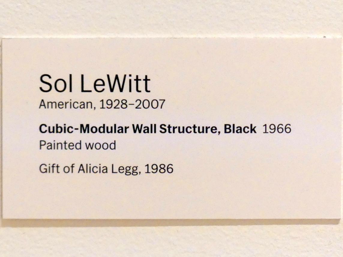 Sol LeWitt (1962&ndash;1970), Kubisch-modulare Wandstruktur, schwarz, New York, Museum of Modern Art (MoMA), Saal 413, 1966, Bild 3/3