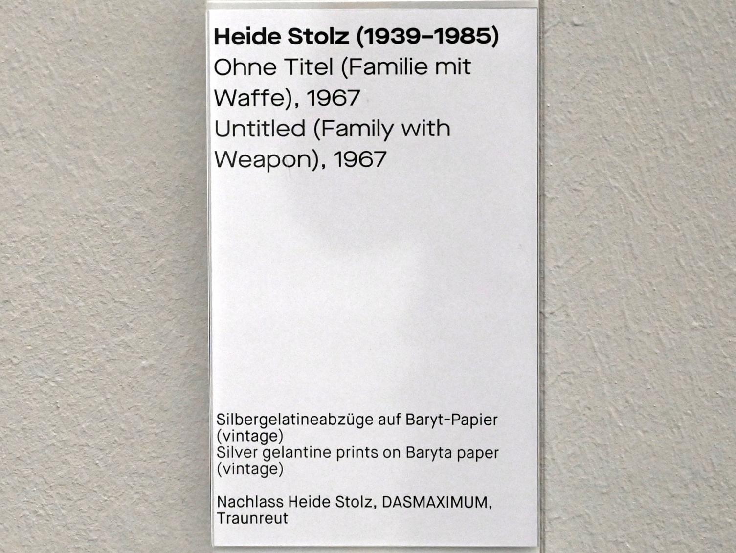 Heide Stolz (1960&ndash;1969), Ohne Titel (Familie mit Waffe), Chemnitz, Museum Gunzenhauser, Saal 1.7 - Uwe Lausen und Heide Stolz, 1967, Bild 2/2
