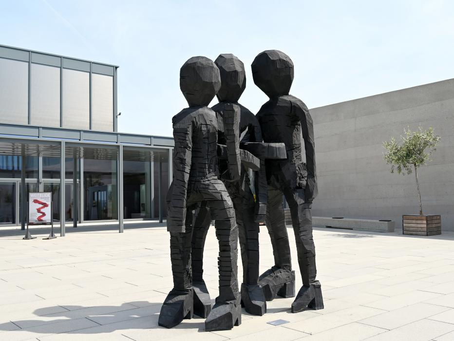Georg Baselitz (1962&ndash;2019), BDM Gruppe, Künzelsau, Skulpturengarten am Carmen Würth Forum, 2012, Bild 2/6