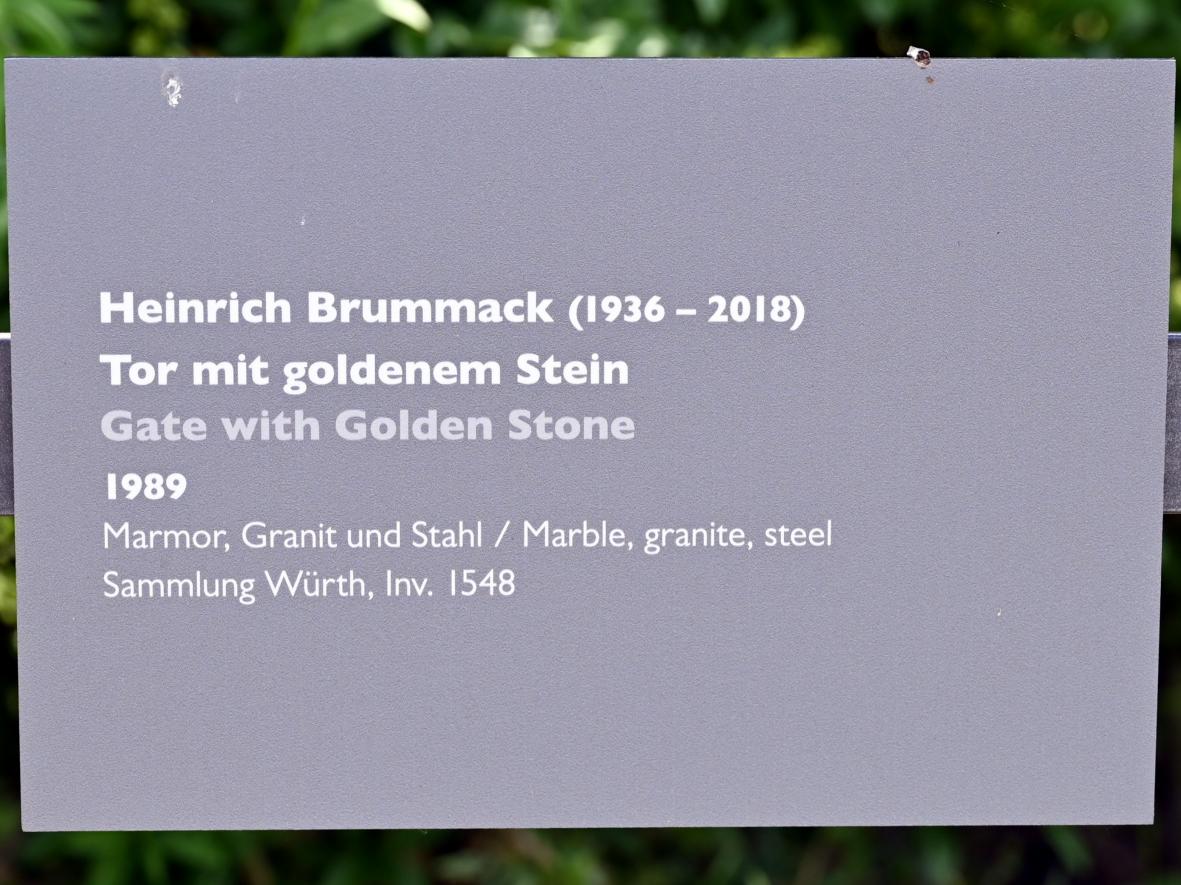 Heinrich Brummack (1989–2009), Tor mit goldenem Stein, Künzelsau, Skulpturengarten am Carmen Würth Forum, 1989, Bild 5/5