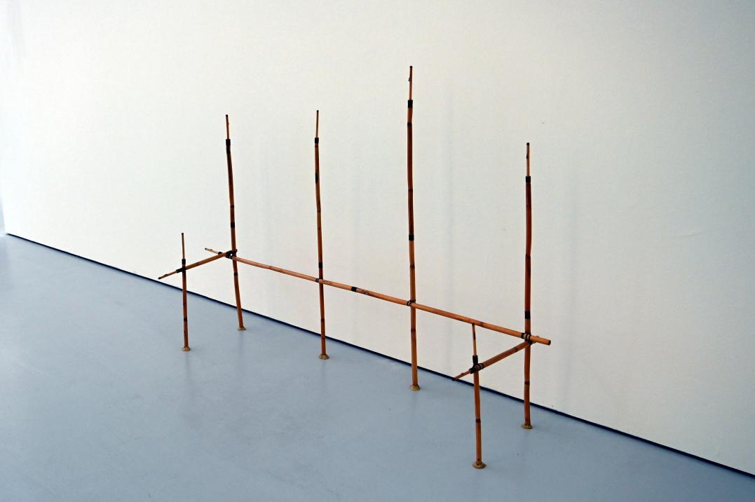 Michel Aubry (1985), Musiksitz für zwei Ringer von Launeddas und Madonna Ciccone, Straßburg, Musée d’Art moderne et contemporain, Saal Obergeschoß 1, 1985, Bild 2/3