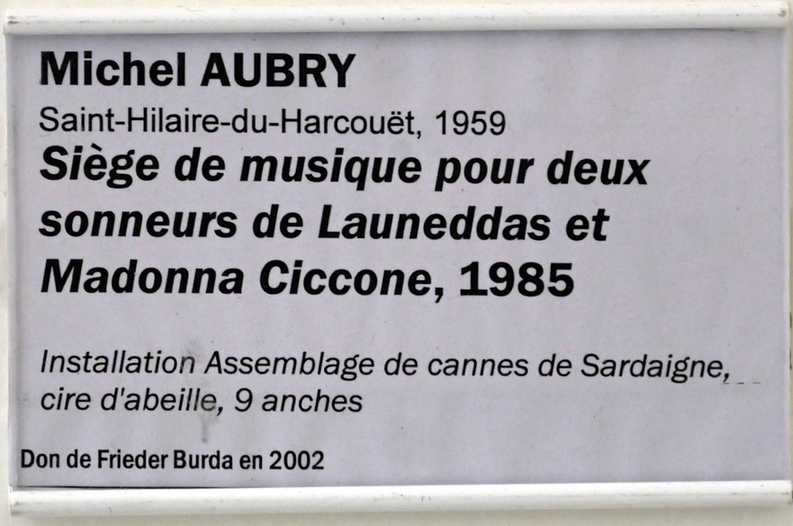 Michel Aubry (1985), Musiksitz für zwei Ringer von Launeddas und Madonna Ciccone, Straßburg, Musée d’Art moderne et contemporain, Saal Obergeschoß 1, 1985, Bild 3/3