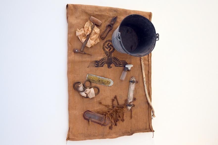Daniel Spoerri (1955&ndash;2014), Die Schlüssel zum 1000-jährigen Reich, die Flöhe von Montreux, Straßburg, Musée d’Art moderne et contemporain, Saal Obergeschoß 8, 1976, Bild 2/3
