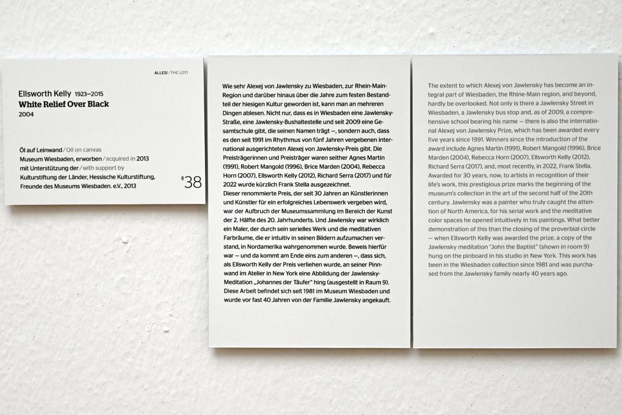 Ellsworth Kelly (1950&ndash;2004), White Relief Over Black, Wiesbaden, Museum Wiesbaden, Ausstellung "Alles! 100 Jahre Jawlensky in Wiesbaden" vom 17.09.-26.06.2022, Saal 16, 2004, Bild 2/2