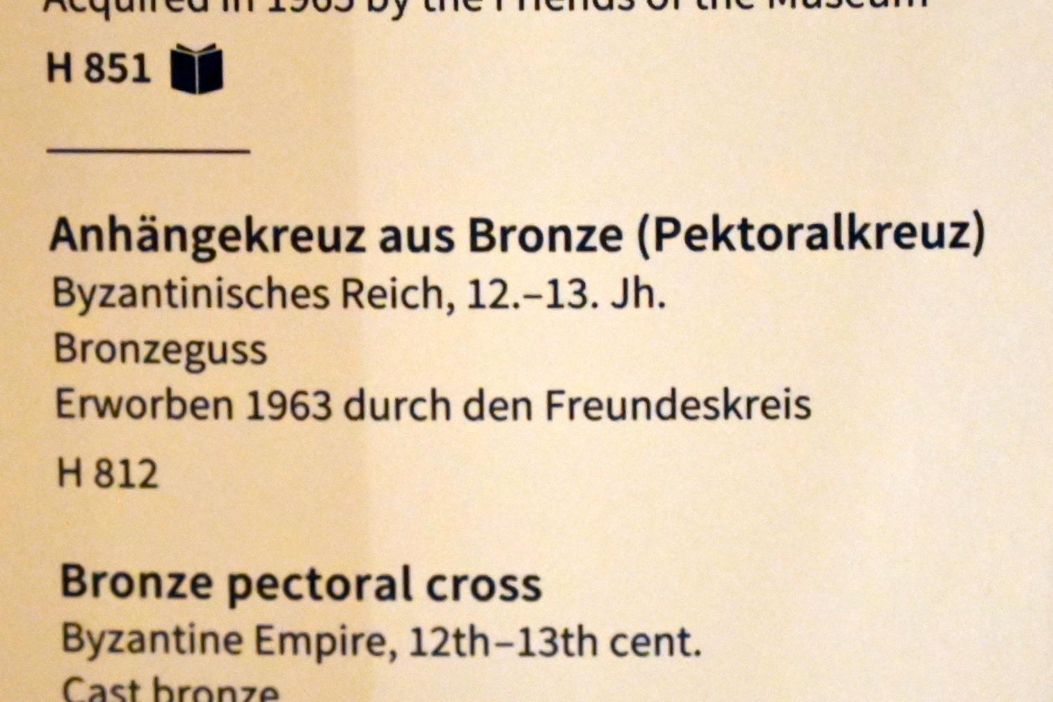 Anhängekreuz aus Bronze (Pektoralkreuz), Köln, Museum Schnütgen, Saal 11, um 1100&ndash;1300, Bild 2/2
