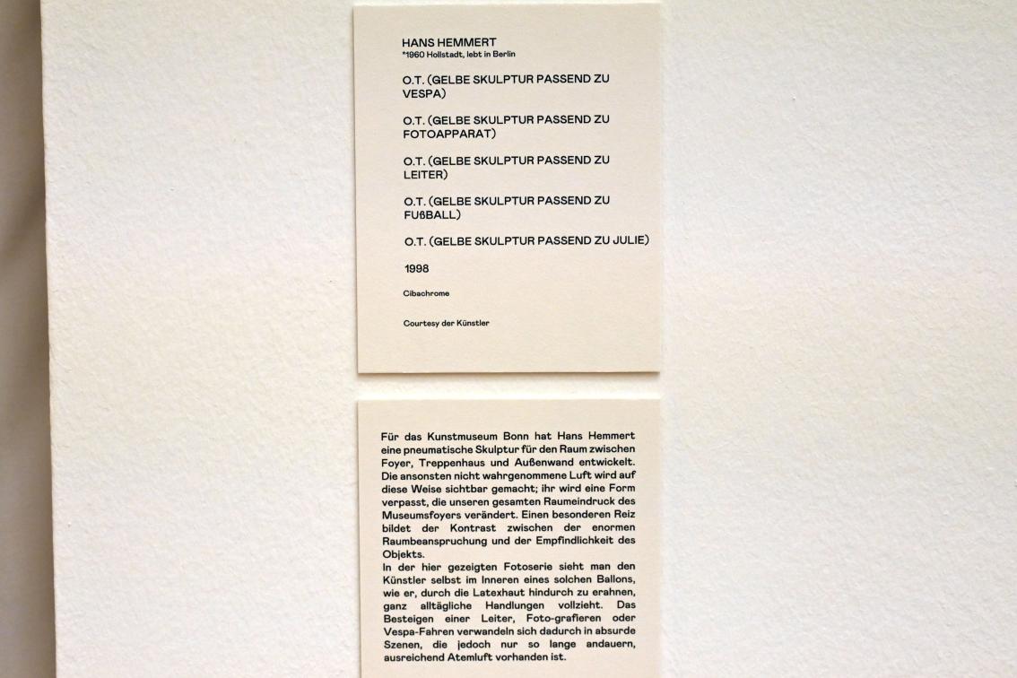 Hans Hemmert (1996&ndash;2022), O.T. (Gelbe Skulptur passend zu Fotoapparat), Bonn, Kunstmuseum, Ausstellung "Welt in der Schwebe" vom 24.02. - 19.06.2022, Saal 4, 1998, Bild 2/2