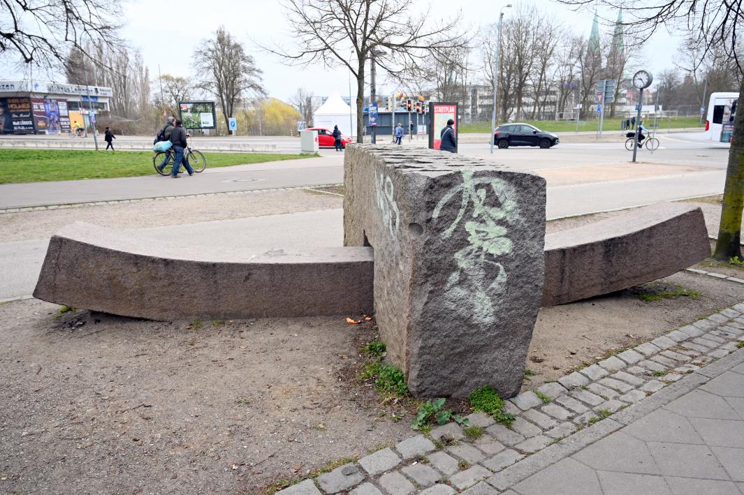 Jörg Plickat (2012), Ohne Titel, Lübeck, Grünanlage Konrad-Adenauer-Straße, 2012, Bild 3/5