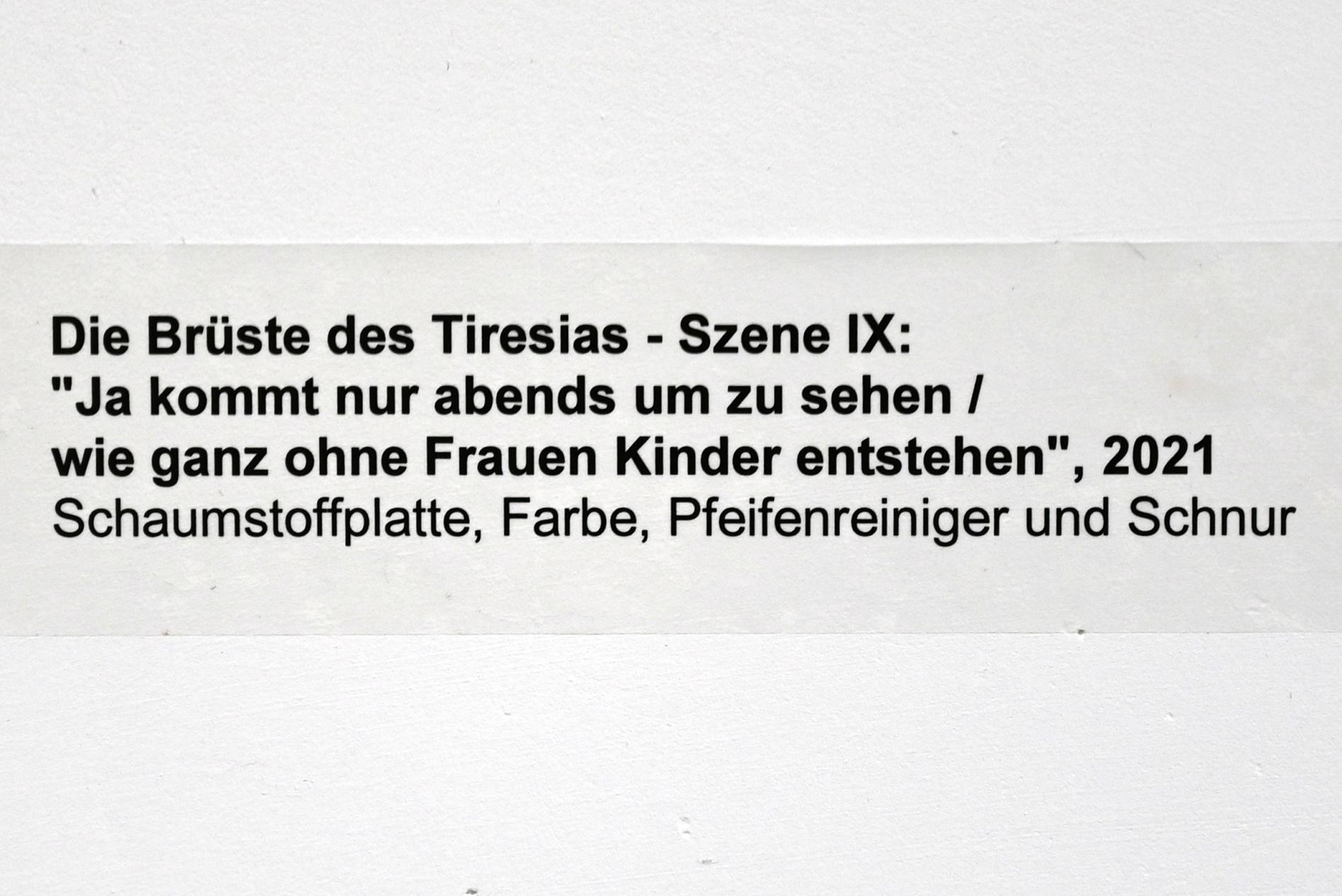 Verena Issel (2021&ndash;2022), Die Brüste des Tiresias - Szene IX: "Ja kommt nur abends um zu sehen / wie ganz ohne Frauen Kinder entstehen", Neumarkt in der Oberpfalz, Museum Lothar Fischer, Ausstellung "VERENA ISSEL" vom 26.06.-09.10.2022, Raum 3, 2021, Bild 2/2
