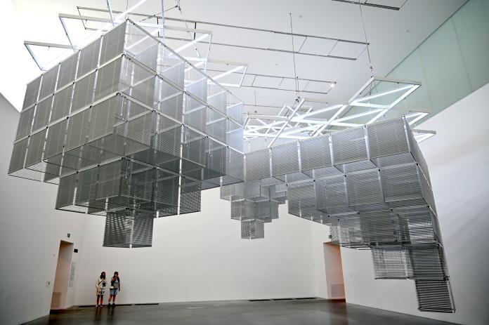 Haegue Yang (2006&ndash;2015), Sol LeWitt Upside Down - Struktur mit drei Türmen, erweitert 23 mal, geteilt in drei, London, Tate Gallery of Modern Art (Tate Modern), Materials and Objects 9, 2015, Bild 2/8