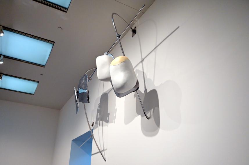 Nairy Baghramian (2016), Schramme am Hals (UL9/10, E), London, Tate Gallery of Modern Art (Tate Modern), Materials and Objects 1, 2016