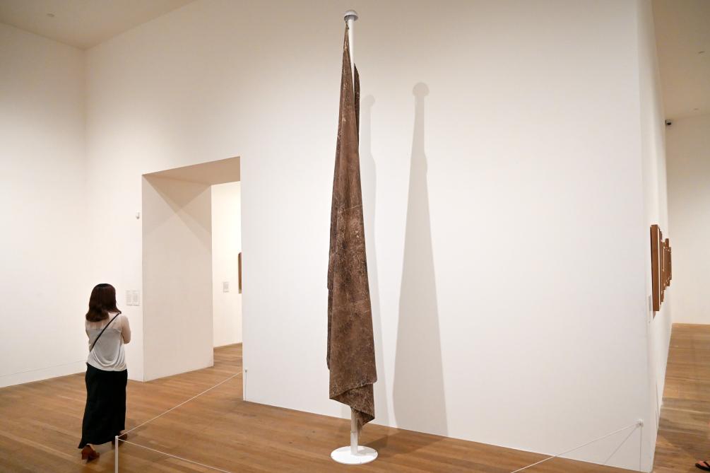 Teresa Margolles (2009), Fahne I, London, Tate Gallery of Modern Art (Tate Modern), Artist and Society 10, 2009, Bild 2/3