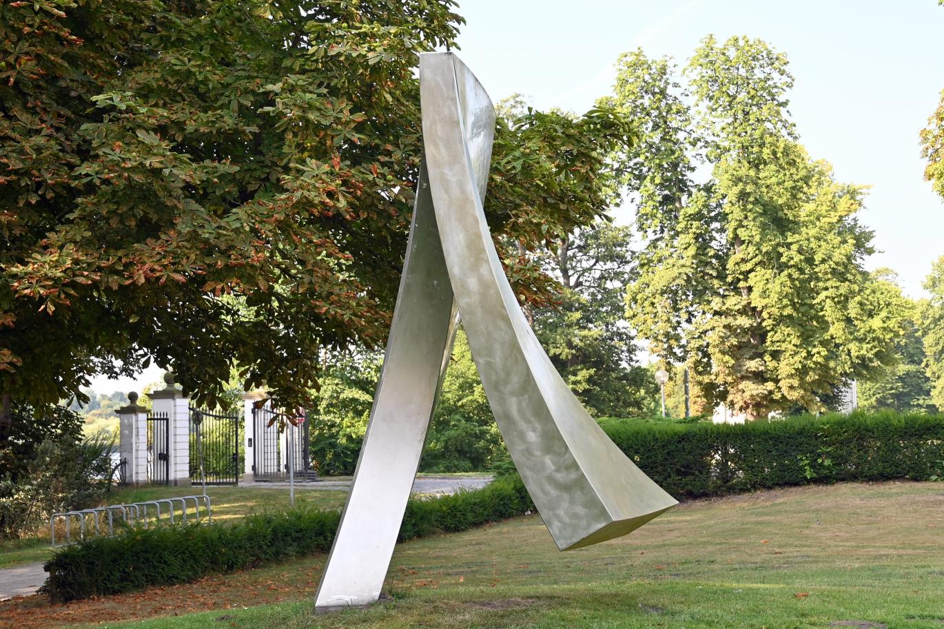 Karl Menzen (1994), Spaltung - Fügung - Überwindung, Schleswig, Landesmuseum für Kunst und Kulturgeschichte, Außenbereich, 1993&ndash;1995, Bild 2/3