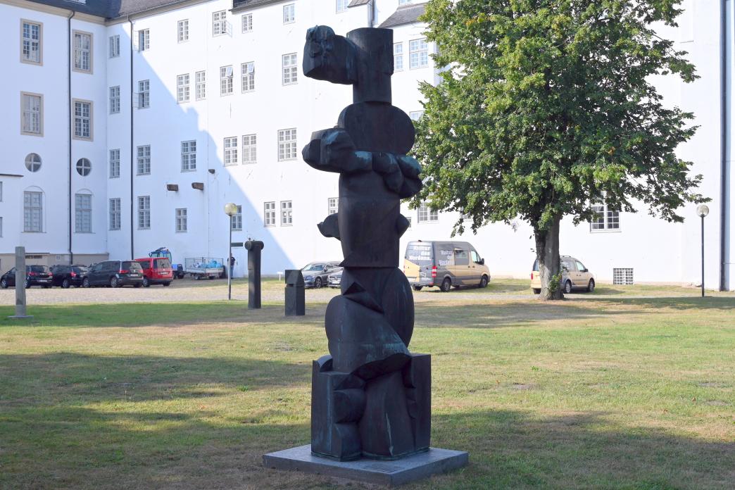 Hans Kock (1977), Stele Maritim, Schleswig, Landesmuseum für Kunst und Kulturgeschichte, Außenbereich, 1977, Bild 2/3