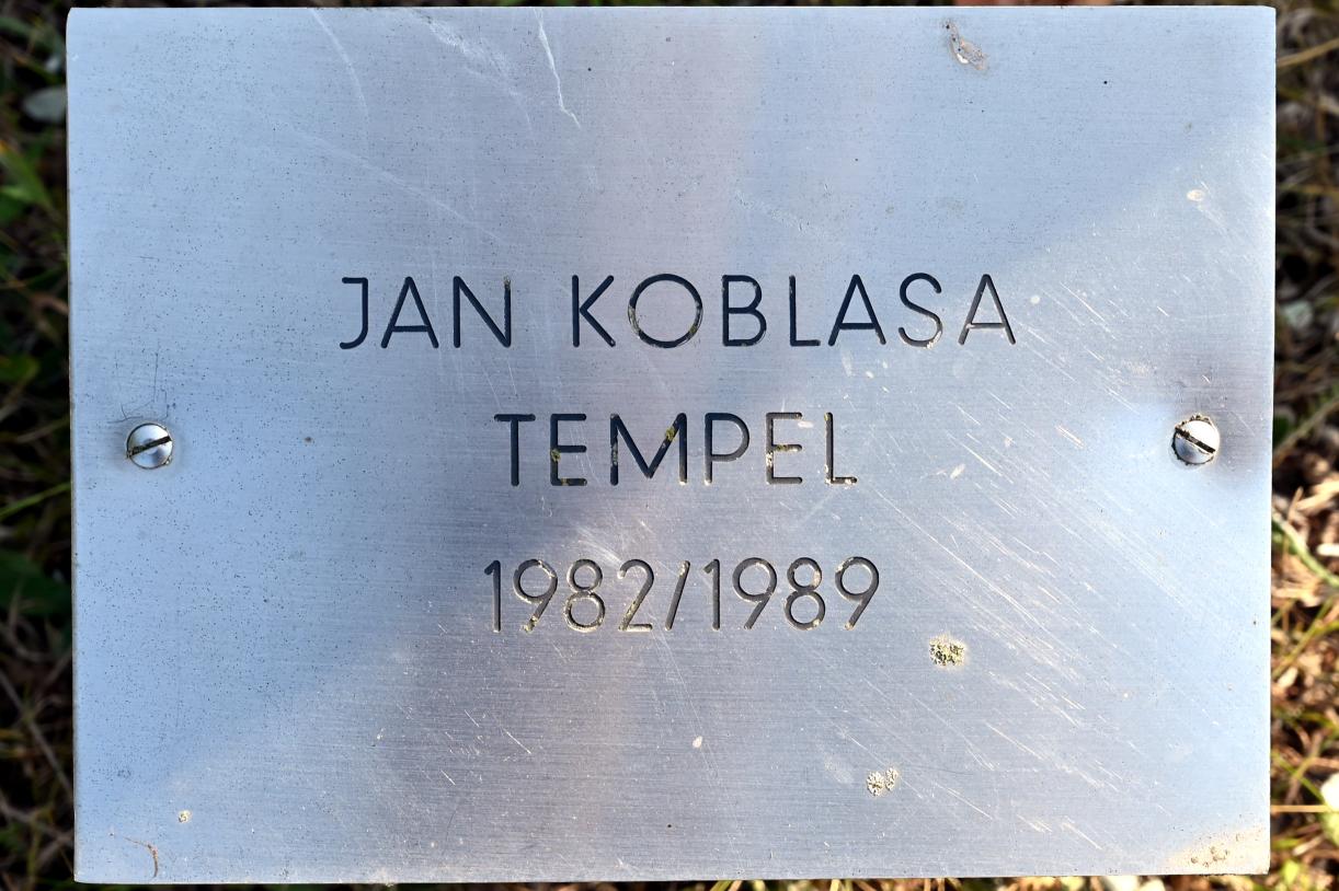 Jan Koblasa (1962&ndash;1991), Tempel, Schleswig, Landesmuseum für Kunst und Kulturgeschichte, Außenbereich, 1982&ndash;1989, Bild 4/4