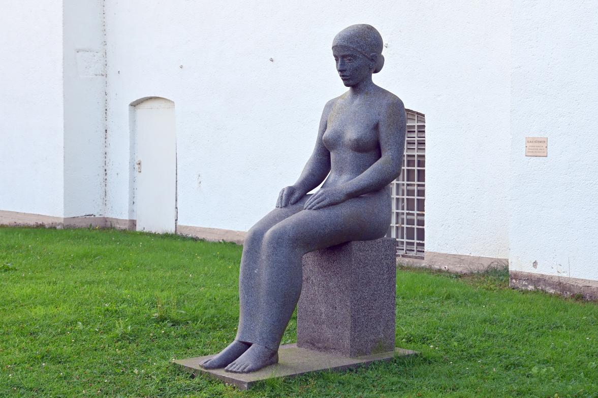 Klaus Kütemeier (1981&ndash;2009), Sitzende weibliche Gewandfigur, Schleswig, Landesmuseum für Kunst und Kulturgeschichte, Außenbereich, 1988&ndash;1994, Bild 2/3