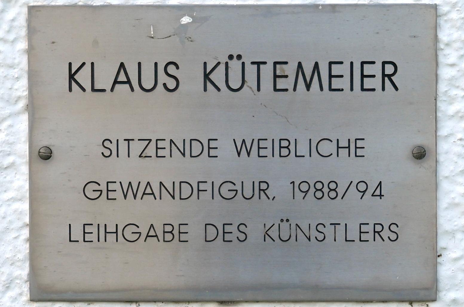 Klaus Kütemeier (1981&ndash;2009), Sitzende weibliche Gewandfigur, Schleswig, Landesmuseum für Kunst und Kulturgeschichte, Außenbereich, 1988&ndash;1994, Bild 3/3