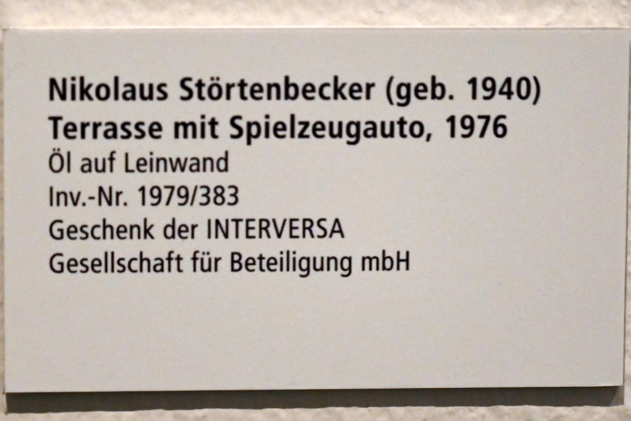 Nikolaus Störtenbecker (1976–1991), Terrasse mit Spielzeugauto, Schleswig, Landesmuseum für Kunst und Kulturgeschichte, Galerie der Klassischen Moderne, 1976, Bild 2/2