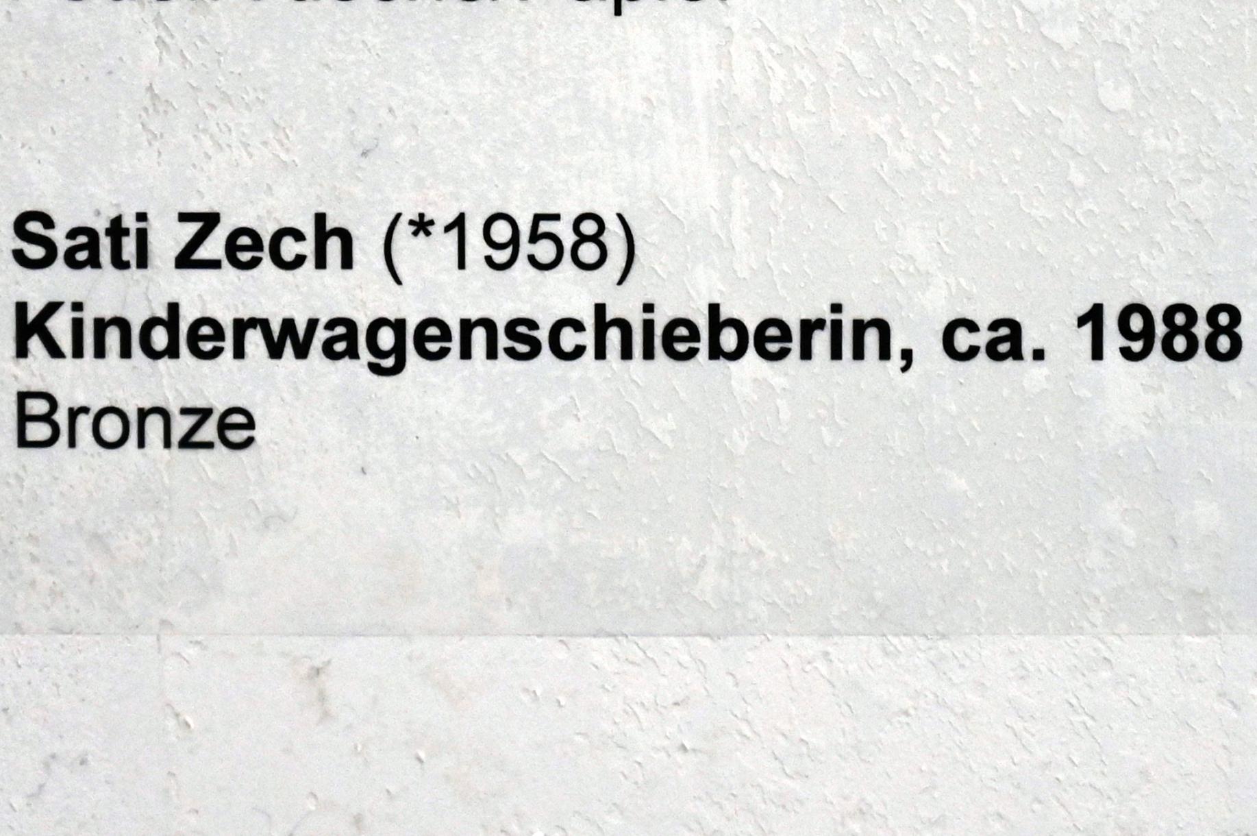 Sati Zech (1988–2000), Kinderwagenschieberin, Neumarkt in der Oberpfalz, Museum Lothar Fischer, Obergeschoß Raum 8, um 1988, Bild 3/3