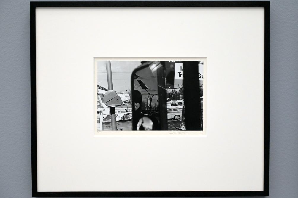 Lee Friedlander (1966–1972), Filling Station - rear view mirror - Hillcrest, New York, München, Pinakothek der Moderne, Saal 5 2022, 1970